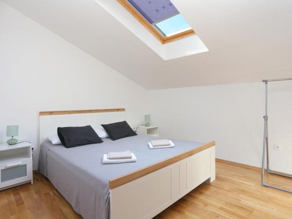 Apartments and rooms with parking space Rogoznica - 19786 : photo 4 de la chambre appartement 1 chambre avec balcon et vue sur mer