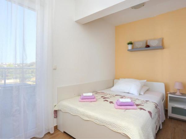 Apartments and rooms with parking space Rogoznica - 19786 : photo 1 de la chambre chambre double avec balcon - vue sur mer