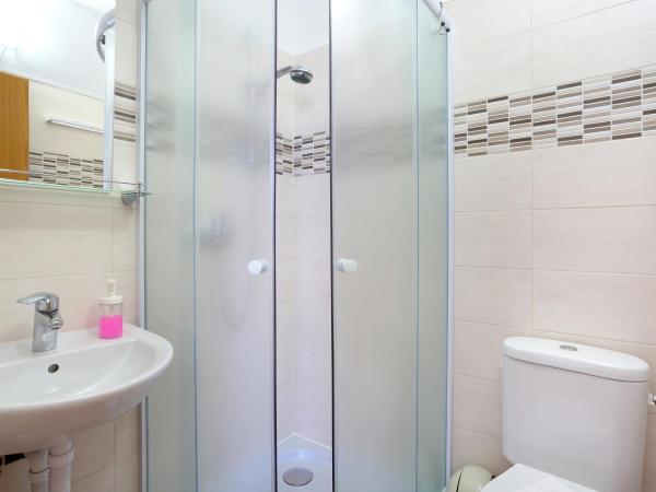 Apartments and rooms with parking space Rogoznica - 19786 : photo 3 de la chambre chambre double avec balcon - vue sur mer