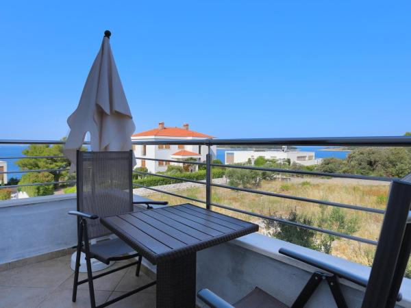 Apartments and rooms with parking space Rogoznica - 19786 : photo 4 de la chambre chambre double avec balcon - vue sur mer
