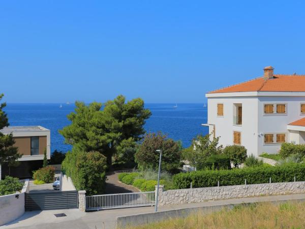 Apartments and rooms with parking space Rogoznica - 19786 : photo 5 de la chambre chambre double avec balcon - vue sur mer