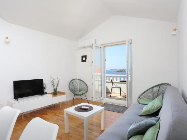 Apartments and rooms with parking space Rogoznica - 19786 : photo 2 de la chambre appartement 1 chambre avec balcon et vue sur mer