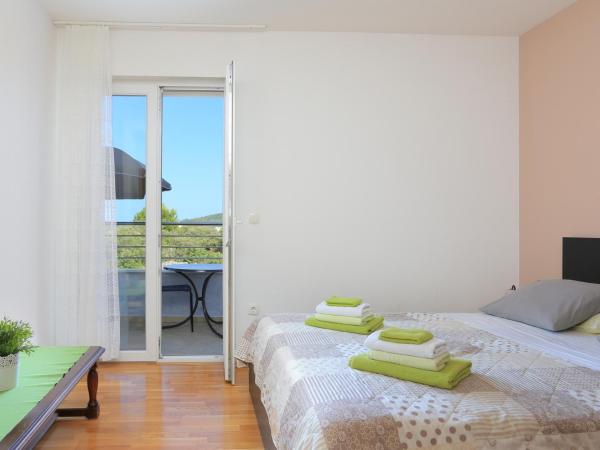 Apartments and rooms with parking space Rogoznica - 19786 : photo 2 de la chambre appartement 1 chambre avec balcon et vue sur mer