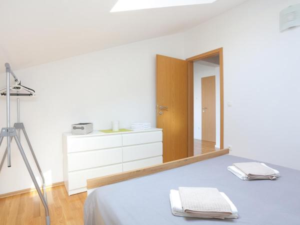 Apartments and rooms with parking space Rogoznica - 19786 : photo 5 de la chambre appartement 1 chambre avec balcon et vue sur mer