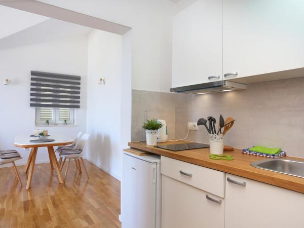 Apartments and rooms with parking space Rogoznica - 19786 : photo 8 de la chambre appartement 1 chambre avec balcon et vue sur mer