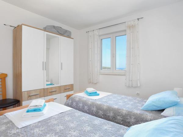 Apartments and rooms with parking space Rogoznica - 19786 : photo 5 de la chambre appartement 2 chambres avec terrasse et vue sur la mer