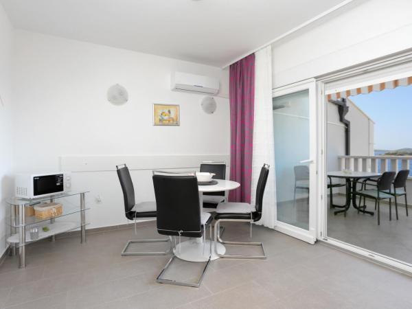 Apartments and rooms with parking space Rogoznica - 19786 : photo 10 de la chambre appartement 2 chambres avec terrasse et vue sur la mer