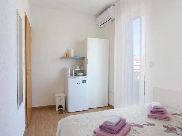 Apartments and rooms with parking space Rogoznica - 19786 : photo 2 de la chambre chambre double avec balcon - vue sur mer