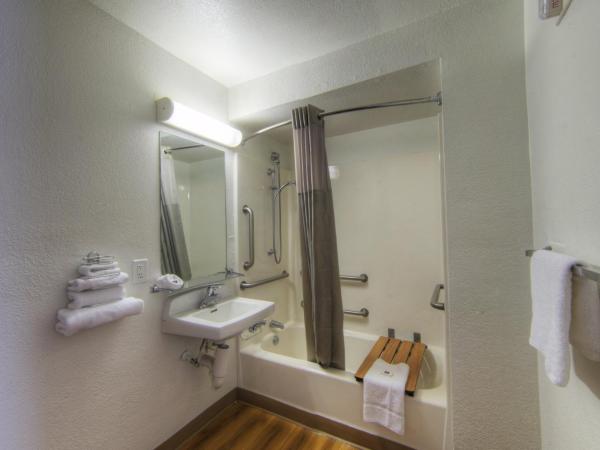 Motel 6-Orlando, FL - Winter Park : photo 2 de la chambre chambre double - accessible aux personnes à mobilité réduite - douche accessible en fauteuil roulant