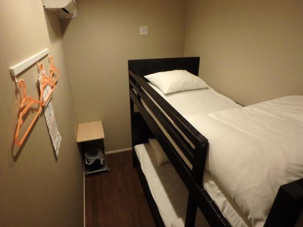 Economy Hotel Hoteiya : photo 1 de la chambre chambre lits jumeaux avec salle de bains commune