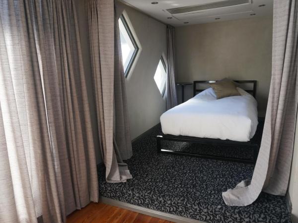 Prodeo Hotel + Lounge : photo 2 de la chambre chambre triple avec terrasse