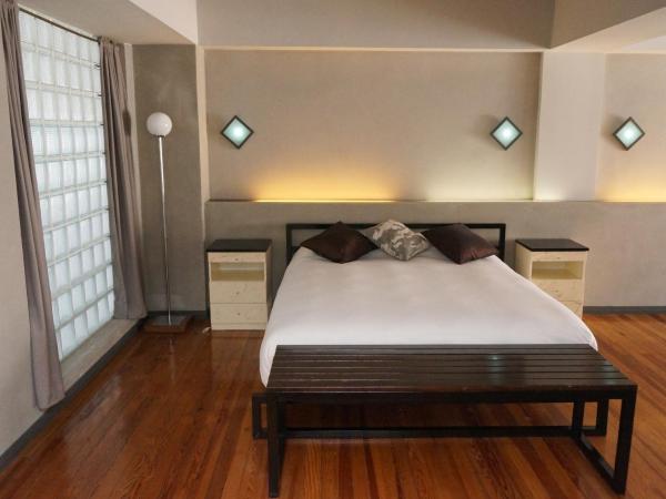 Prodeo Hotel + Lounge : photo 3 de la chambre chambre triple avec terrasse
