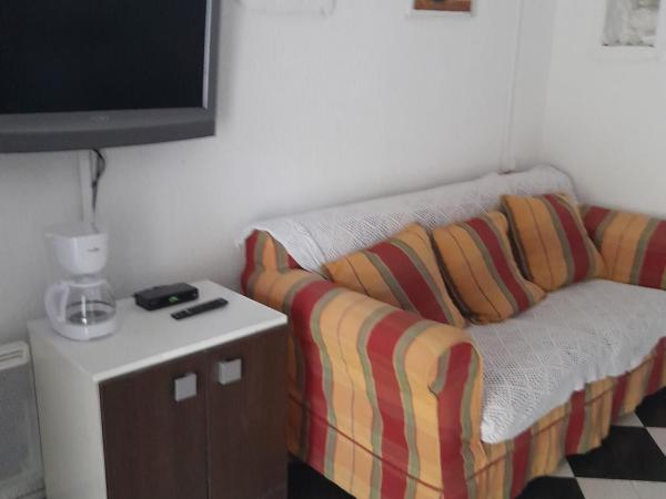 auberge des garrigues : photo 2 de la chambre chambre double ou lits jumeaux avec terrasse