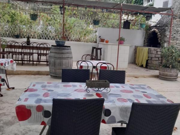 auberge des garrigues : photo 3 de la chambre chambre double ou lits jumeaux avec terrasse