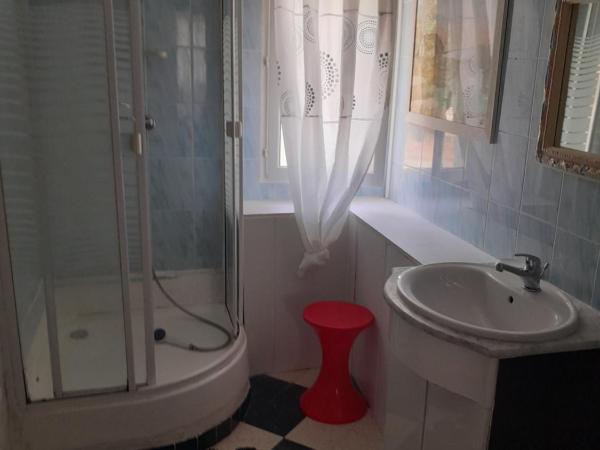 auberge des garrigues : photo 5 de la chambre chambre double ou lits jumeaux avec terrasse