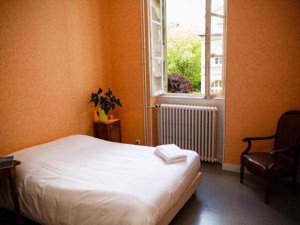 Espace Bernadette Soubirous Nevers : photo 1 de la chambre chambre double avec salle de bains privative
