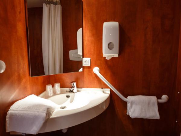 Espace Bernadette Soubirous Nevers : photo 1 de la chambre chambre lits jumeaux pour personnes à mobilité réduite