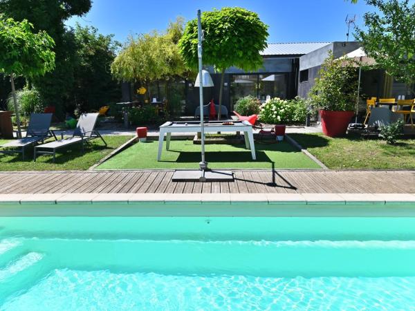 Le jardin de Séverine : photo 1 de la chambre studio - vue sur piscine 