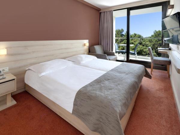 Hotel Materada Plava Laguna : photo 3 de la chambre chambre classique avec canapé-lit et balcon - côté parc