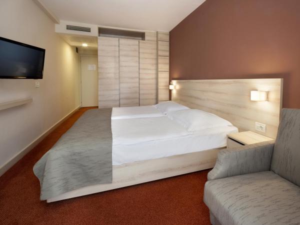 Hotel Materada Plava Laguna : photo 3 de la chambre classic room with balcony park side - extra bed