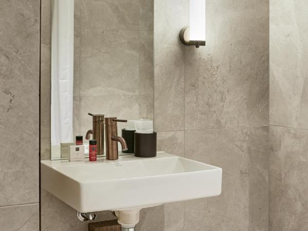 Aiden by Best Western Darling Harbour : photo 5 de la chambre chambre lit queen-size avec douche accessible en fauteuil roulant