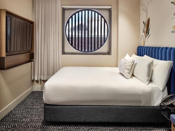 Aiden by Best Western Darling Harbour : photo 1 de la chambre chambre lit queen-size avec douche accessible en fauteuil roulant