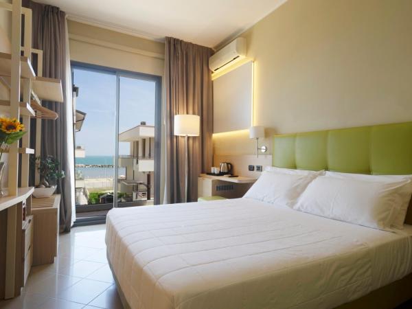 Hotel Ostuni : photo 1 de la chambre chambre triple supérieure - vue sur mer