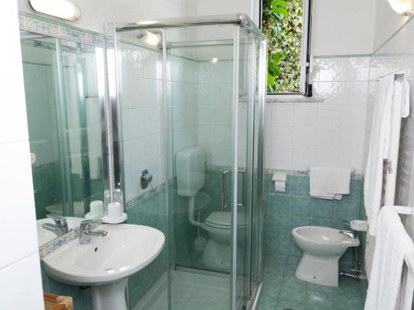 O' Vagnitiello - Parco Balneare Idroterapico - Camere - Ristorante : photo 8 de la chambre chambre lit king-size - vue sur mer