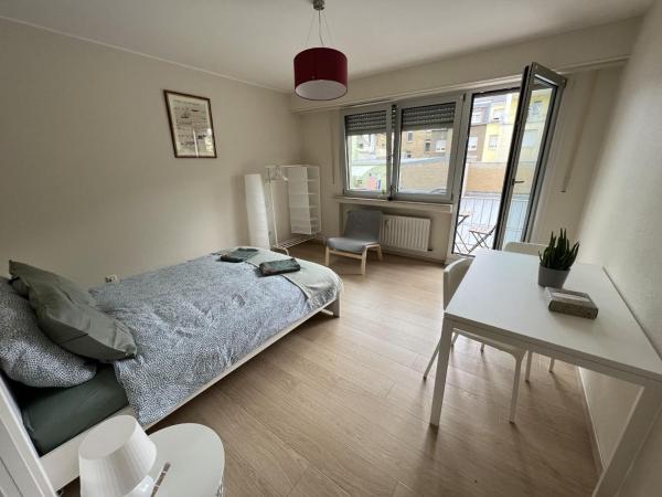 rooms train station : photo 7 de la chambre chambre double avec salle de bains commune