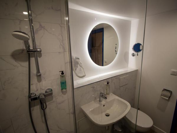 Hotel RBX - Roubaix Centre : photo 3 de la chambre chambre lits jumeaux supérieure