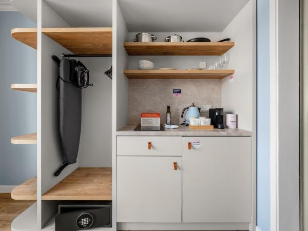 numa I Artol Rooms & Apartments : photo 5 de la chambre large studio with kitchenette and balcony