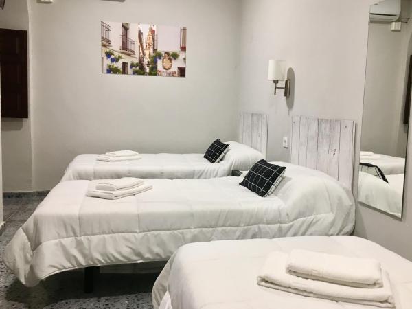 Patio de la Plateria : photo 6 de la chambre chambre triple avec salle de bains commune