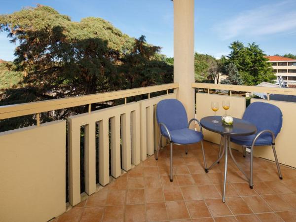 Hotel Aurora Plava Laguna : photo 4 de la chambre chambre supérieure avec balcon - côté parc