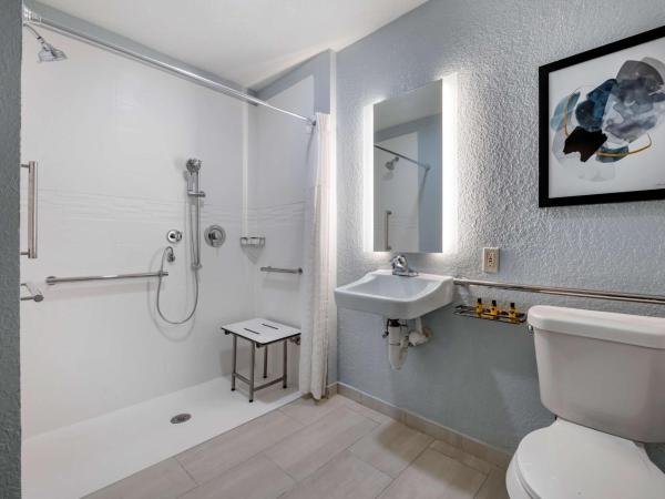 Best Western Plus Orlando East - UCF Area : photo 3 de la chambre chambre lit king-size avec baignoire accessible aux personnes à mobilité réduite