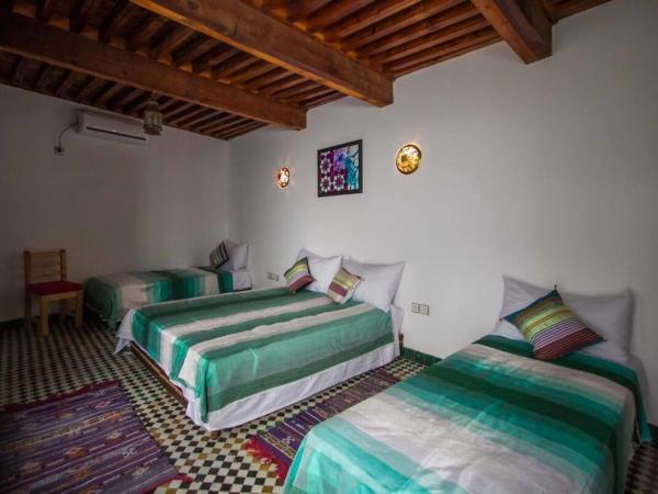 DAR MILOUDA RCIF : photo 1 de la chambre chambre quadruple avec salle de bains