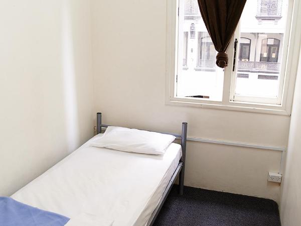 Maze Backpackers - Sydney : photo 1 de la chambre chambre simple avec salle de bains commune