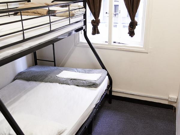 Maze Backpackers - Sydney : photo 1 de la chambre chambre triple avec salle de bains commune