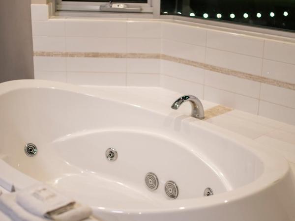 Sfera's Park Suites & Convention Centre : photo 6 de la chambre suite deluxe avec baignoire spa