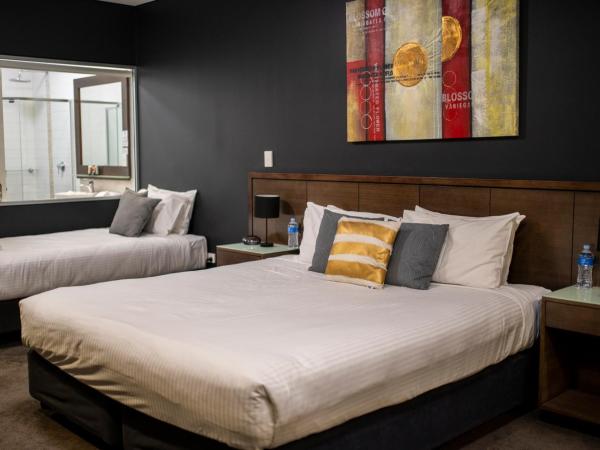 Sfera's Park Suites & Convention Centre : photo 7 de la chambre suite deluxe avec baignoire spa