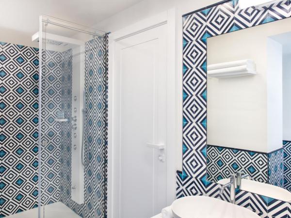 Pazziella Garden & Suites : photo 5 de la chambre suite avec terrasse et vue sur jardin