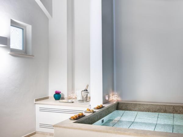 Pazziella Garden & Suites : photo 4 de la chambre suite junior avec baignoire spa et terrasse