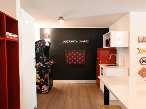 Super 8 by Wyndham Calgary Shawnessy Area : photo 3 de la chambre chambre 1 lit king-size, 2 lits jumeaux et 1 lit double superposé - concept suite familale - non-fumeurs