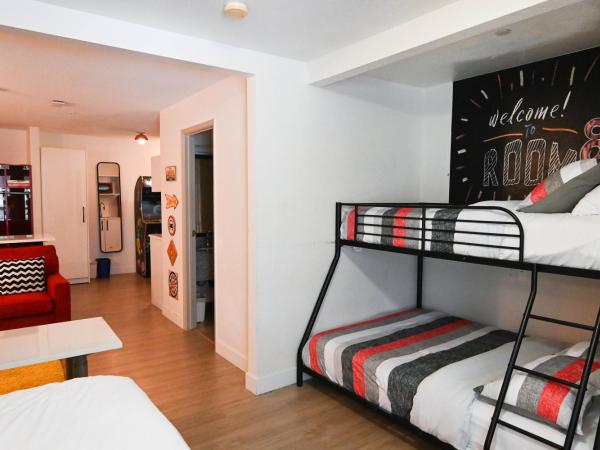 Super 8 by Wyndham Calgary Shawnessy Area : photo 4 de la chambre chambre 1 lit king-size, 2 lits jumeaux et 1 lit double superposé - concept suite familale - non-fumeurs