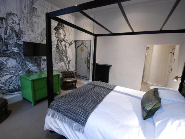 Judges Court : photo 2 de la chambre chambre de luxe avec lit king-size à baldaquin