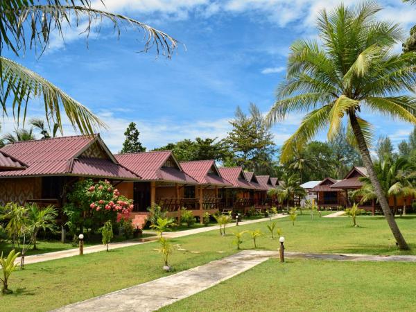 Lanta Pearl Beach Resort : photo 10 de la chambre bungalow avec climatisation
