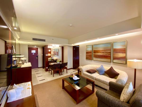 Shangri-La Shenzhen - Nearby Luohu Border, Outdoor Swimming Pool : photo 6 de la chambre suite lits jumeaux exécutive avec avantages club