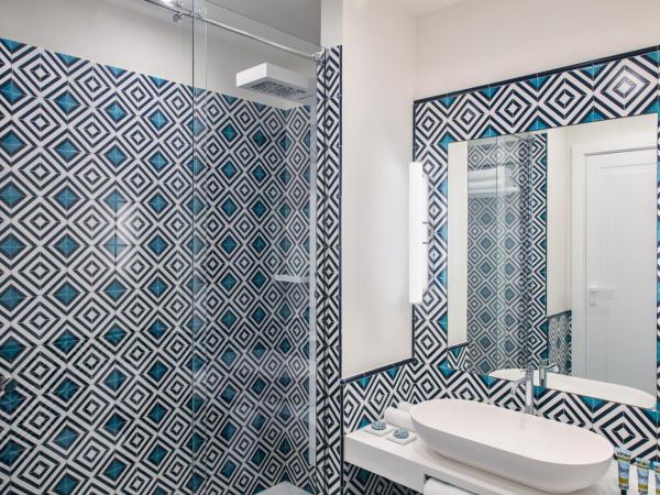 Pazziella Garden & Suites : photo 6 de la chambre suite avec baignoire spa et terrasse