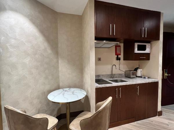 City Seasons Suites : photo 6 de la chambre studio exécutif