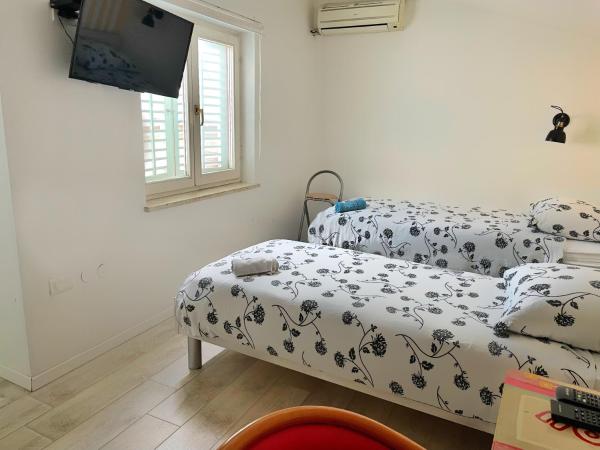 Hostel Pipištrelo : photo 3 de la chambre chambre triple avec salle de bains privative