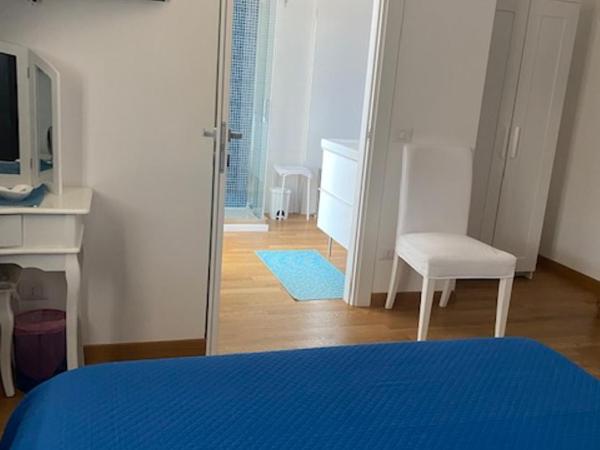 Blue Sea Rooms Apartment Cagliari : photo 3 de la chambre chambre double avec salle de bains privative